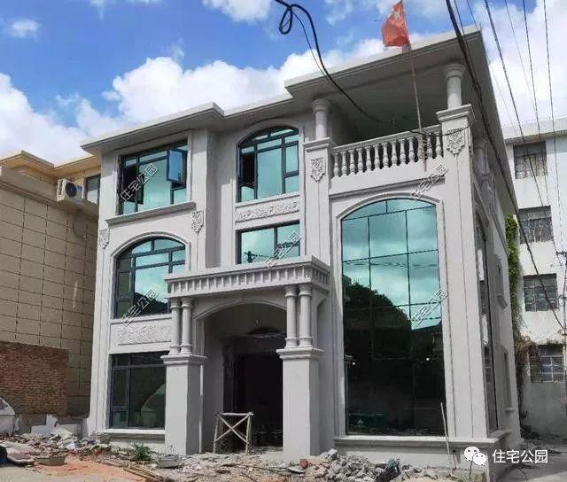 農(nóng)村三層經(jīng)典簡歐別墅設(shè)計圖，簡單大氣，新建起來的房子就是不一般，處處都透露著高級感。