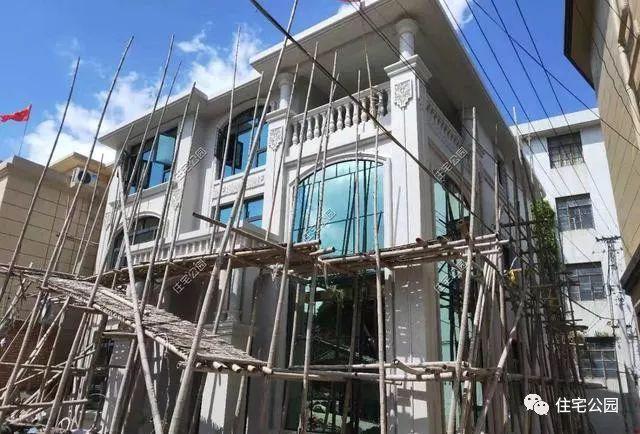 農(nóng)村三層經(jīng)典簡歐別墅設(shè)計圖，簡單大氣，新建起來的房子就是不一般，處處都透露著高級感。