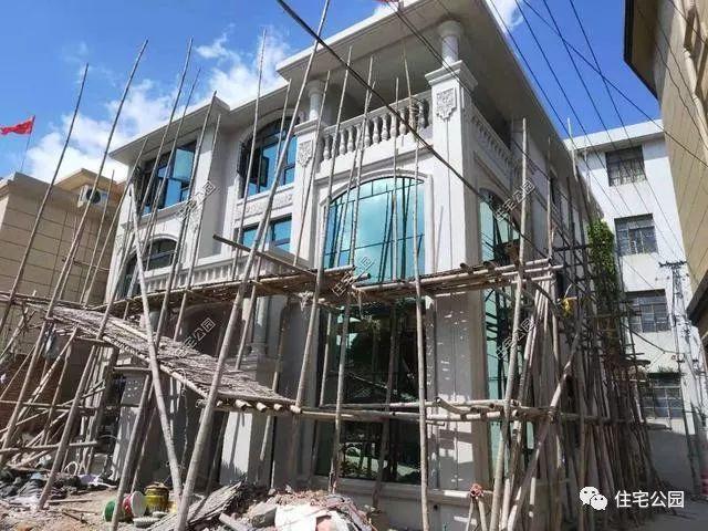 農(nóng)村三層經(jīng)典簡歐別墅設(shè)計圖，簡單大氣，新建起來的房子就是不一般，處處都透露著高級感。