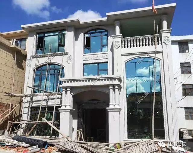 農(nóng)村三層經(jīng)典簡歐別墅設(shè)計圖，簡單大氣，新建起來的房子就是不一般，處處都透露著高級感。