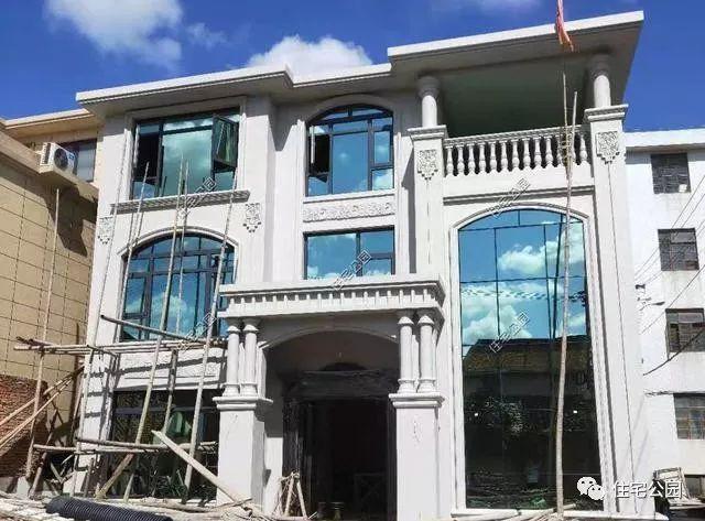 農(nóng)村三層經(jīng)典簡歐別墅設(shè)計圖，簡單大氣，新建起來的房子就是不一般，處處都透露著高級感。