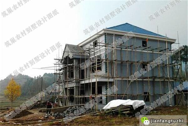 占地130平農(nóng)村三層小洋樓，簡約大氣，帶多個臥室套房，功能齊全，居住舒適。