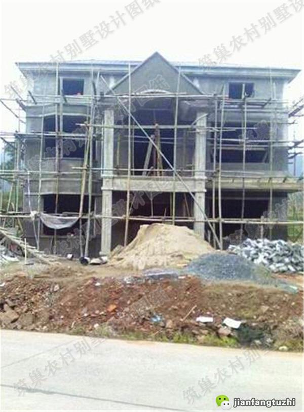 占地130平農(nóng)村三層小洋樓，簡約大氣，帶多個臥室套房，功能齊全，居住舒適。