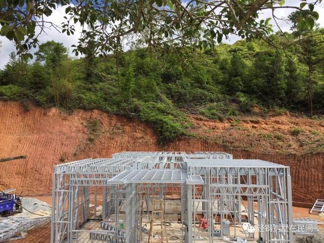 實(shí)拍一個(gè)月完工輕鋼別墅，建好后外觀好看