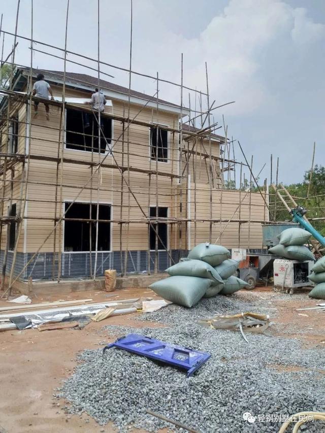 實(shí)拍一個(gè)月完工輕鋼別墅，建好后外觀好看