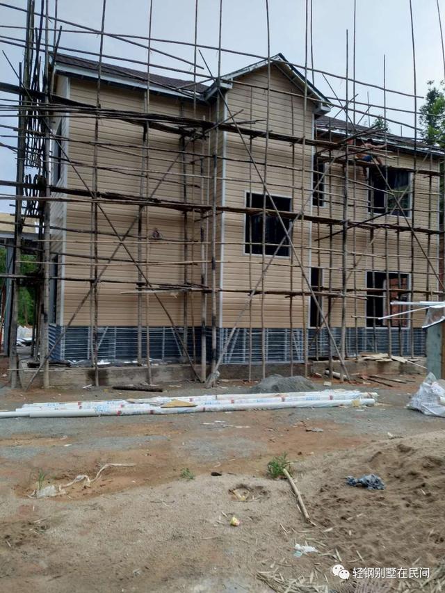 實(shí)拍一個(gè)月完工輕鋼別墅，建好后外觀好看