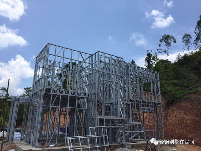 實(shí)拍一個(gè)月完工輕鋼別墅，建好后外觀好看
