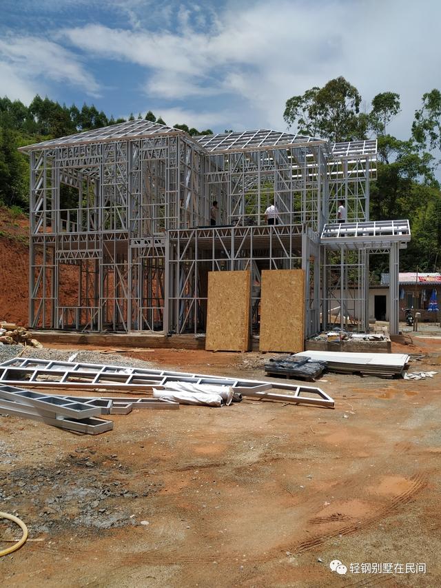 實(shí)拍一個(gè)月完工輕鋼別墅，建好后外觀好看
