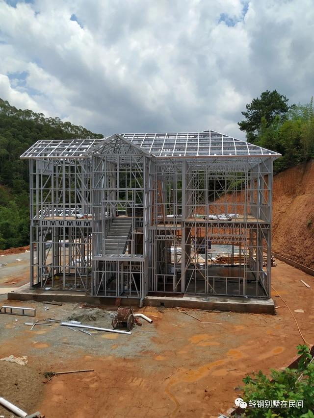 實(shí)拍一個(gè)月完工輕鋼別墅，建好后外觀好看