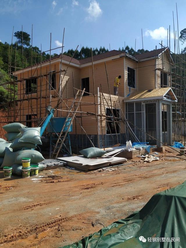 實(shí)拍一個(gè)月完工輕鋼別墅，建好后外觀好看