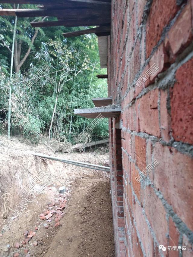 湖南農(nóng)村小伙為了省錢竟然把房子蓋成這樣？新房變危房，看著都揪心