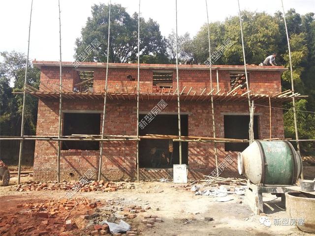 湖南農(nóng)村小伙為了省錢竟然把房子蓋成這樣？新房變危房，看著都揪心