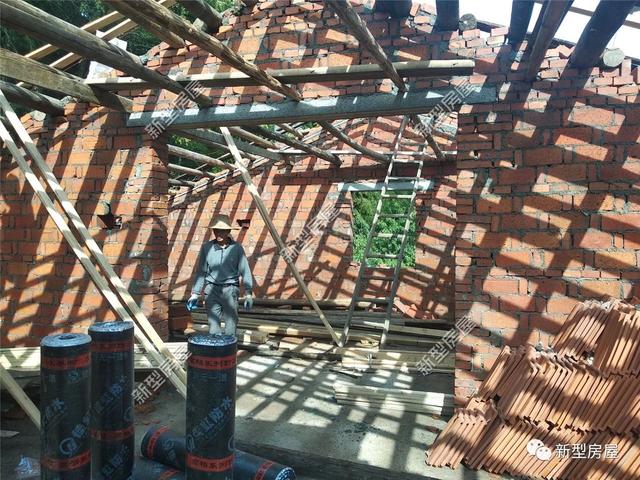 湖南農(nóng)村小伙為了省錢竟然把房子蓋成這樣？新房變危房，看著都揪心