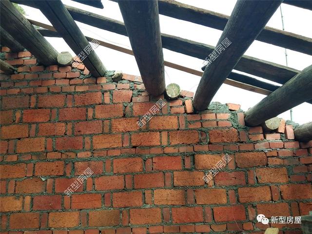 湖南農(nóng)村小伙為了省錢竟然把房子蓋成這樣？新房變危房，看著都揪心