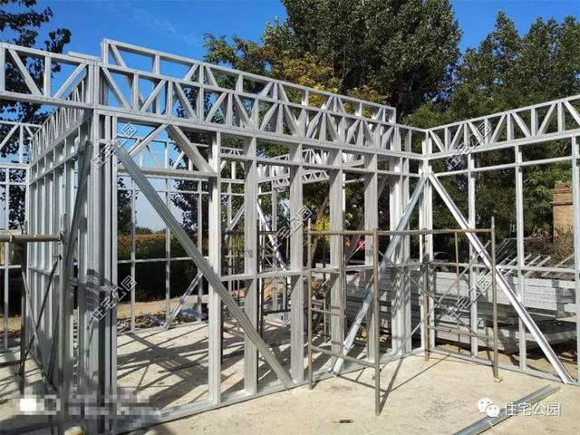 農(nóng)村輕鋼住宅造價(jià)多少？這棟240平的房子只花了33萬，房主任先生很滿意