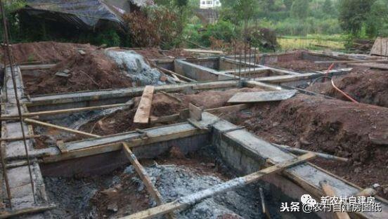 四川小伙圖建房圖省事，926元一平雙包以為很劃算，上梁一看氣死了