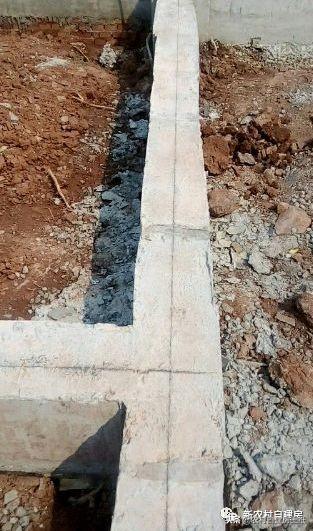 四川小伙圖建房圖省事，926元一平雙包以為很劃算，上梁一看氣死了