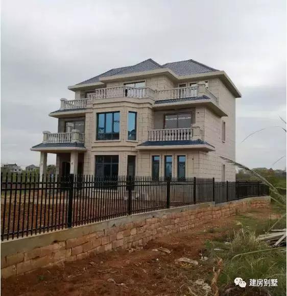 曬3棟農(nóng)村自建房實(shí)拍照片，第一棟是我表哥花40萬建成的