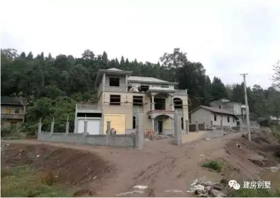 曬3棟農(nóng)村自建房實(shí)拍照片，第一棟是我表哥花40萬建成的