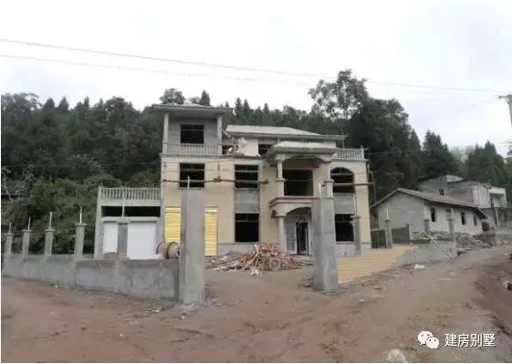 曬3棟農(nóng)村自建房實(shí)拍照片，第一棟是我表哥花40萬建成的