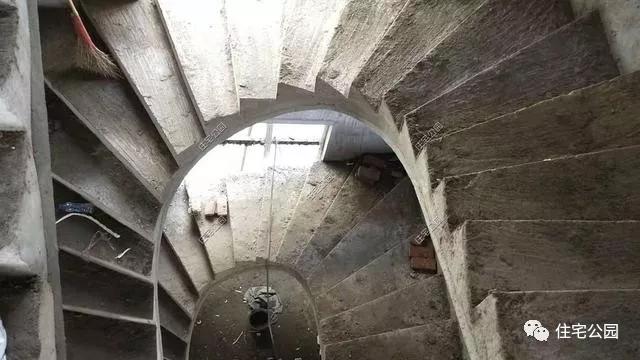 這么漂亮的旋轉(zhuǎn)樓梯，為什么村里的施工隊(duì)卻很少做？