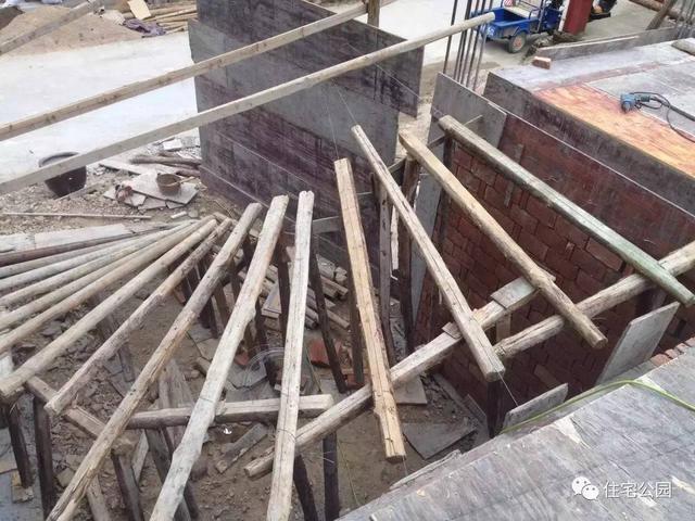 這么漂亮的旋轉(zhuǎn)樓梯，為什么村里的施工隊(duì)卻很少做？