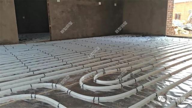 農(nóng)村小伙花2萬給別墅裝地暖，用30年都沒問題，省錢又舒適