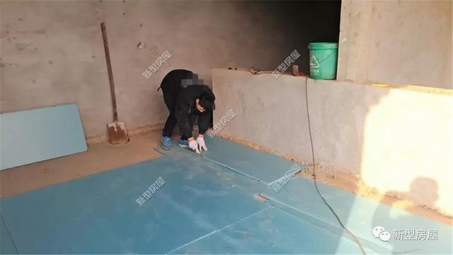 農(nóng)村小伙花2萬給別墅裝地暖，用30年都沒問題，省錢又舒適