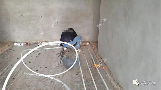 農(nóng)村小伙花2萬給別墅裝地暖，用30年都沒問題，省錢又舒適