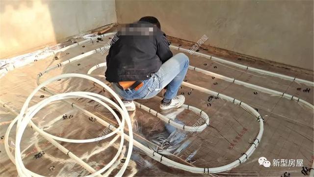 農(nóng)村小伙花2萬給別墅裝地暖，用30年都沒問題，省錢又舒適