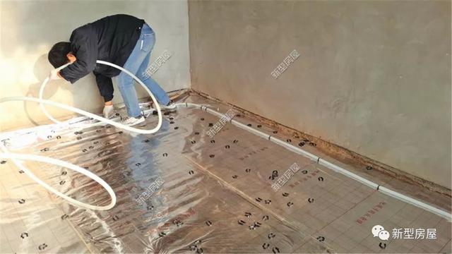 農(nóng)村小伙花2萬給別墅裝地暖，用30年都沒問題，省錢又舒適