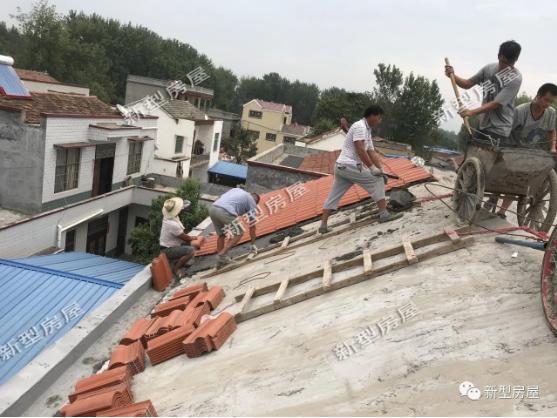 農(nóng)村小伙在老家自建房，還未住進(jìn)去屋頂就漏成這樣？看著都揪心