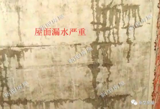 農(nóng)村小伙在老家自建房，還未住進(jìn)去屋頂就漏成這樣？看著都揪心