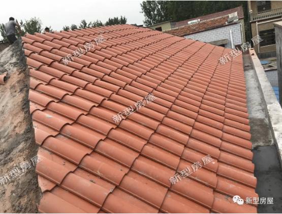 農(nóng)村小伙在老家自建房，還未住進(jìn)去屋頂就漏成這樣？看著都揪心