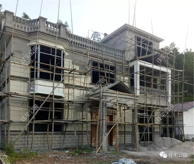 他回湖南老家給父母蓋養(yǎng)老房，70歲老母全程監(jiān)工，只花28萬就蓋成3層洋樓