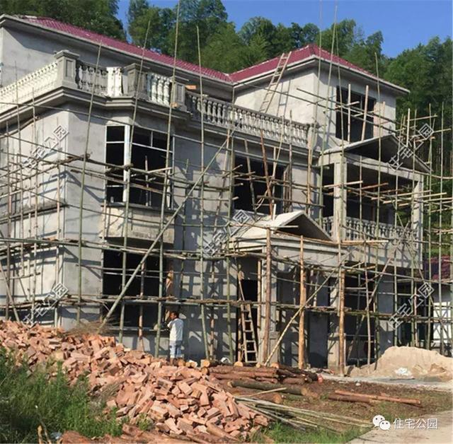 他回湖南老家給父母蓋養(yǎng)老房，70歲老母全程監(jiān)工，只花28萬就蓋成3層洋樓