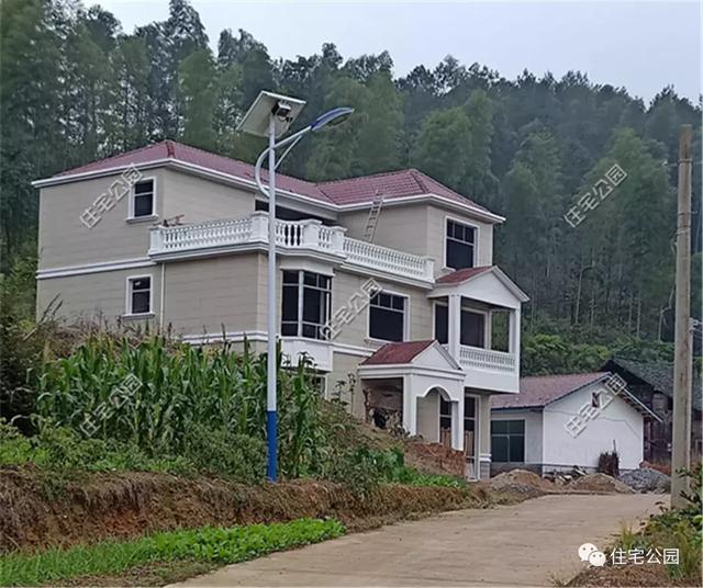 他回湖南老家給父母蓋養(yǎng)老房，70歲老母全程監(jiān)工，只花28萬就蓋成3層洋樓