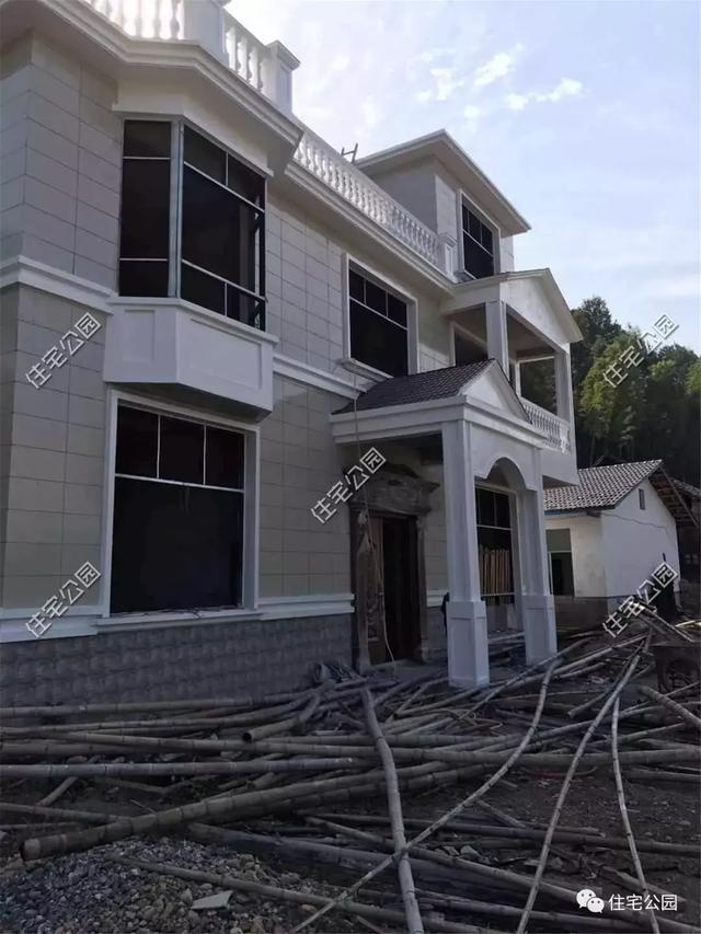 他回湖南老家給父母蓋養(yǎng)老房，70歲老母全程監(jiān)工，只花28萬就蓋成3層洋樓