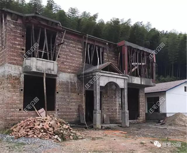 他回湖南老家給父母蓋養(yǎng)老房，70歲老母全程監(jiān)工，只花28萬就蓋成3層洋樓