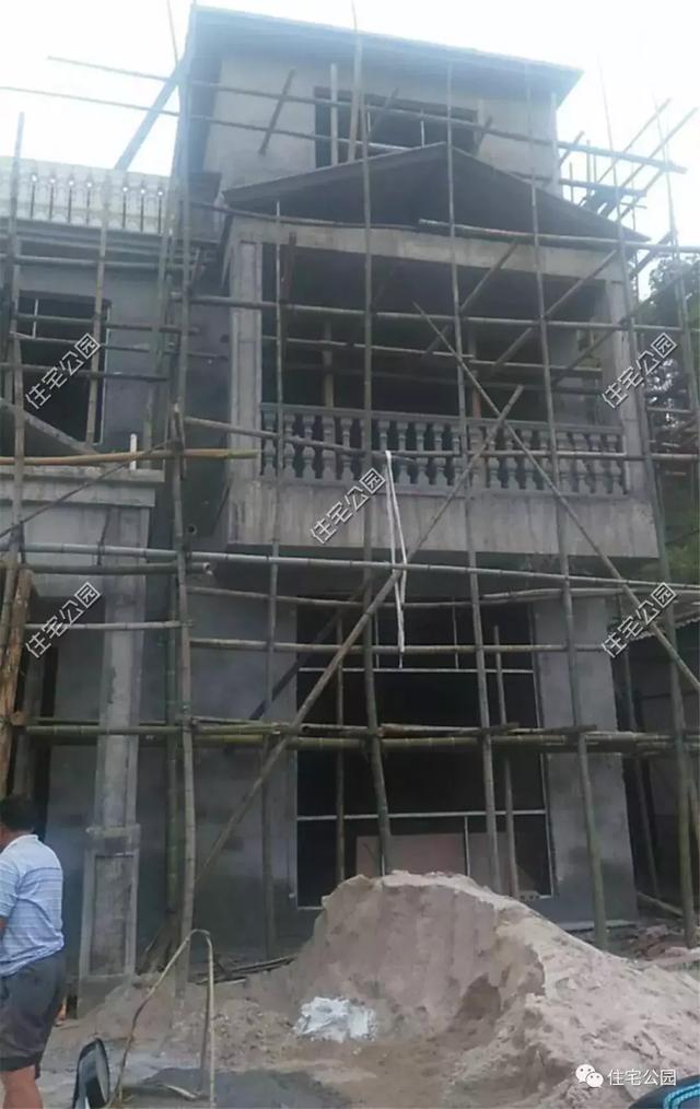 他回湖南老家給父母蓋養(yǎng)老房，70歲老母全程監(jiān)工，只花28萬就蓋成3層洋樓
