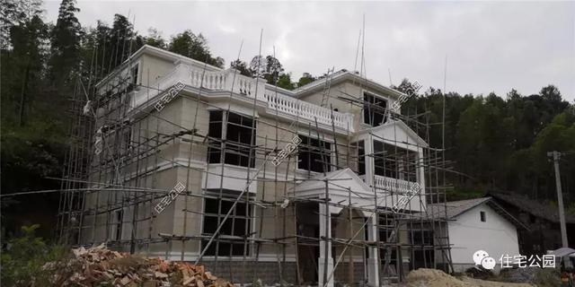 他回湖南老家給父母蓋養(yǎng)老房，70歲老母全程監(jiān)工，只花28萬就蓋成3層洋樓