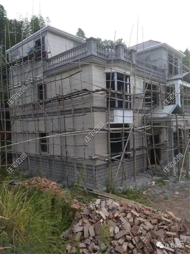 他回湖南老家給父母蓋養(yǎng)老房，70歲老母全程監(jiān)工，只花28萬就蓋成3層洋樓