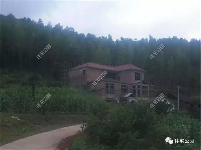 他回湖南老家給父母蓋養(yǎng)老房，70歲老母全程監(jiān)工，只花28萬就蓋成3層洋樓