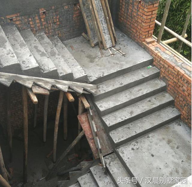 有錢就是好，泰州汪總蓋的帶地下車庫現(xiàn)代別墅，鄰居看了都坐不?。? src="/uploads/allimg/181123/1G64234C-7.jpg" img_width="640" img_height="524" inline="0" data-filtered="filtered" style="-webkit-tap-highlight-color: transparent; box-sizing: border-box; border-style: none; max-width: 100%; display: block; margin: 10px auto;" />

</div>
<p style="-webkit-tap-highlight-color: transparent; box-sizing: border-box; margin: 16px 0px; padding: 0px; color: rgb(34, 34, 34); font-family: "PingFang SC", "Hiragino Sans GB", "Microsoft YaHei", "WenQuanYi Micro Hei", "Helvetica Neue", Arial, sans-serif; font-size: 16px;">三跑樓梯，能夠有效的節(jié)省空間和減緩坡度。</p>
<div   id="kwoekei"   class="pgc-img" style="-webkit-tap-highlight-color: transparent; box-sizing: border-box; margin: 0px; padding: 0px; color: rgb(34, 34, 34); font-family: "PingFang SC", "Hiragino Sans GB", "Microsoft YaHei", "WenQuanYi Micro Hei", "Helvetica Neue", Arial, sans-serif; font-size: 16px;"><img alt=