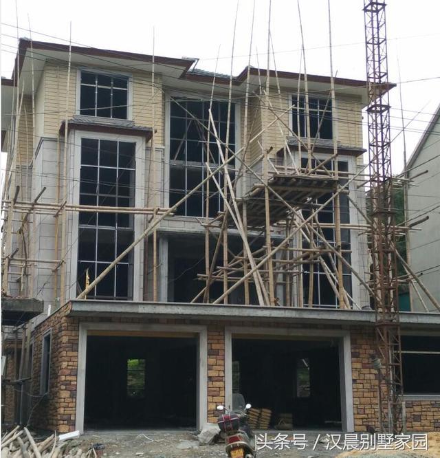 有錢就是好，泰州汪總蓋的帶地下車庫現(xiàn)代別墅，鄰居看了都坐不??！