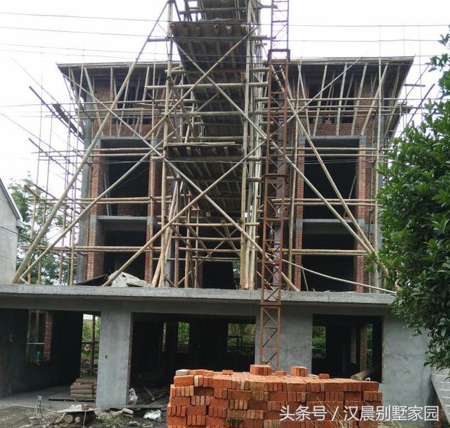 有錢就是好，泰州汪總蓋的帶地下車庫現(xiàn)代別墅，鄰居看了都坐不?。? src="/uploads/allimg/181123/1G642AT-9.jpg" img_width="640" img_height="649" inline="0" data-filtered="filtered" style="-webkit-tap-highlight-color: transparent; box-sizing: border-box; border-style: none; max-width: 100%; display: block; margin: 10px auto;" />

</div>
<div   id="seyqys8"   class="pgc-img" style="-webkit-tap-highlight-color: transparent; box-sizing: border-box; margin: 0px; padding: 0px; color: rgb(34, 34, 34); font-family: "PingFang SC", "Hiragino Sans GB", "Microsoft YaHei", "WenQuanYi Micro Hei", "Helvetica Neue", Arial, sans-serif; font-size: 16px;"><img alt=