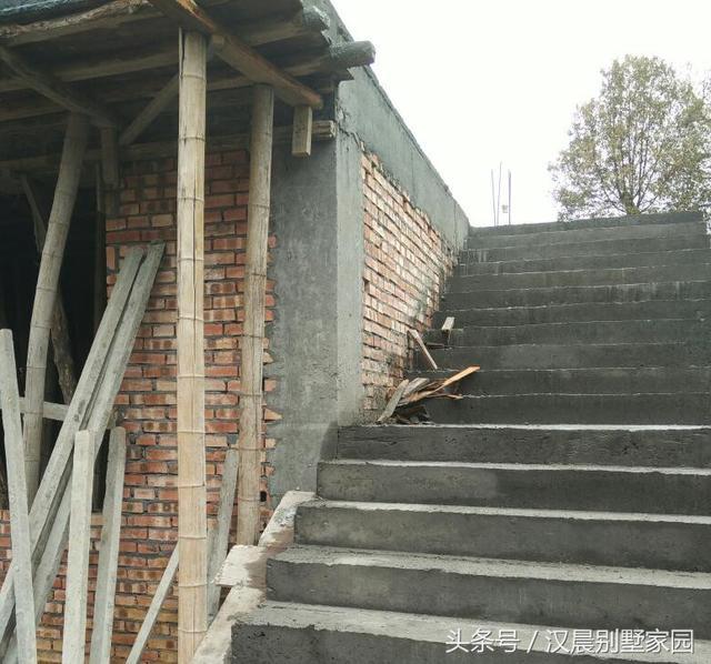 有錢就是好，泰州汪總蓋的帶地下車庫現(xiàn)代別墅，鄰居看了都坐不?。? src="/uploads/allimg/181123/1G6423O3-4.jpg" img_width="640" img_height="534" inline="0" data-filtered="filtered" style="-webkit-tap-highlight-color: transparent; box-sizing: border-box; border-style: none; max-width: 100%; display: block; margin: 10px auto;" />

</div>
<p style="-webkit-tap-highlight-color: transparent; box-sizing: border-box; margin: 16px 0px; padding: 0px; color: rgb(34, 34, 34); font-family: "PingFang SC", "Hiragino Sans GB", "Microsoft YaHei", "WenQuanYi Micro Hei", "Helvetica Neue", Arial, sans-serif; font-size: 16px;">一層架空，作為地下車庫和儲藏室，旁邊樓梯正式進入</p>
<div   id="scimwua"   class="pgc-img" style="-webkit-tap-highlight-color: transparent; box-sizing: border-box; margin: 0px; padding: 0px; color: rgb(34, 34, 34); font-family: "PingFang SC", "Hiragino Sans GB", "Microsoft YaHei", "WenQuanYi Micro Hei", "Helvetica Neue", Arial, sans-serif; font-size: 16px;"><img alt=