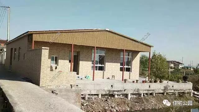 江蘇農(nóng)村花了50萬建成的平房別墅，這樣光伏發(fā)電的屋面見過么