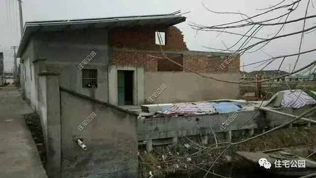 江蘇農(nóng)村花了50萬建成的平房別墅，這樣光伏發(fā)電的屋面見過么