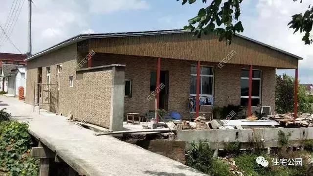 江蘇農(nóng)村花了50萬建成的平房別墅，這樣光伏發(fā)電的屋面見過么